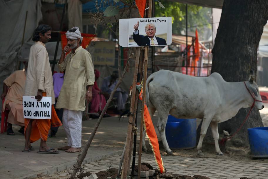 A New Delhi membri della comunit Hindu Sena inneggiano alla vittoria di Trump. Reuters